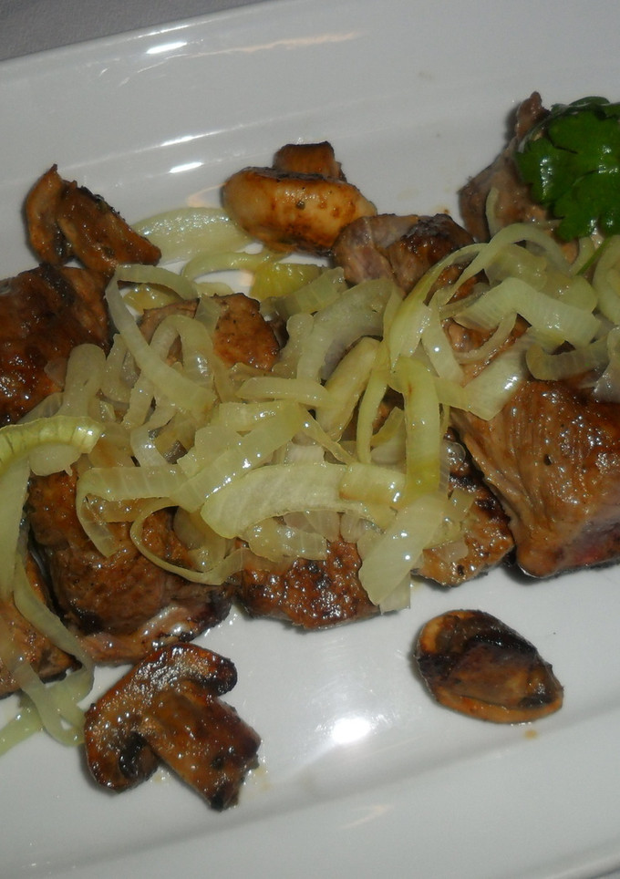 Una foto de Costillas de cerdo a la plancha con cebollas al vino