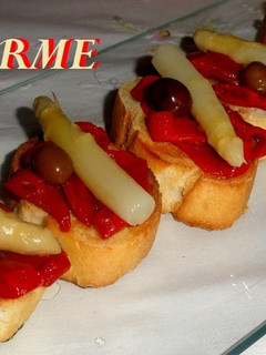 Una foto de Tostas de pimientos y espárragos