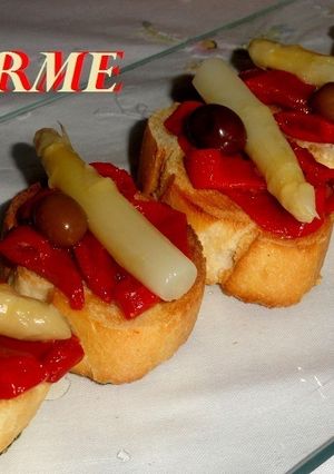 Una foto de Tostas de pimientos y espárragos