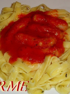 Una foto de Tagliatelle con salchichas en tomate