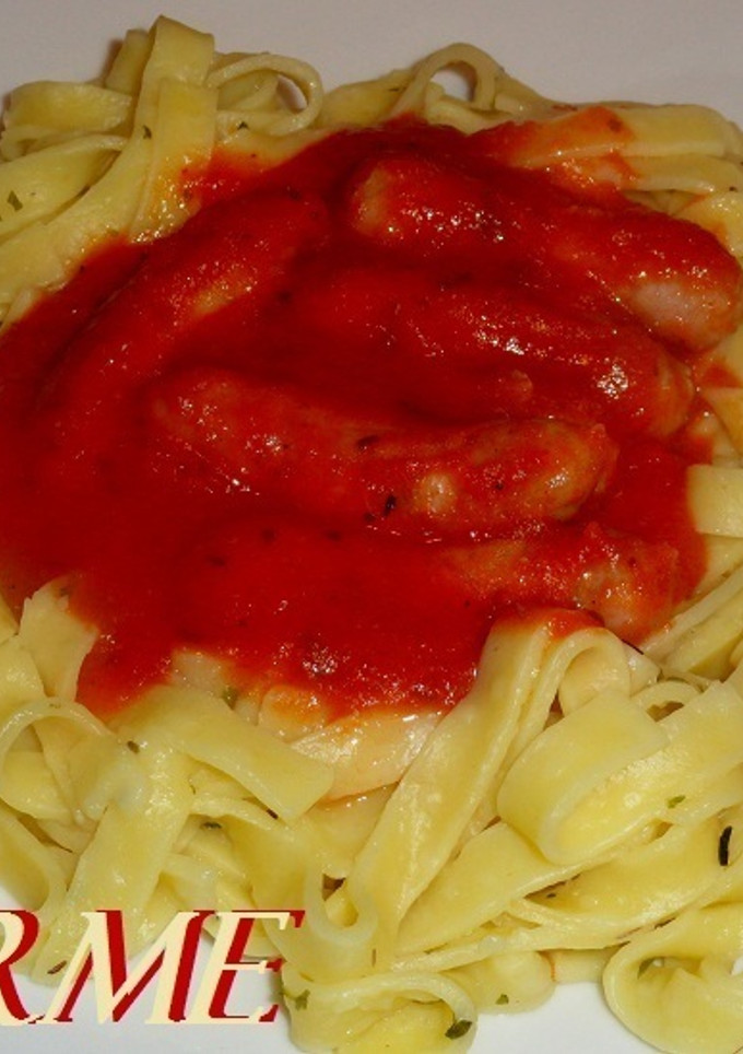 Una foto de Tagliatelle con salchichas en tomate