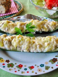 Una foto de Calabacines rellenos de queso fresco batido y atún en escabeche