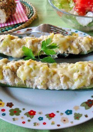Una foto de Calabacines rellenos de queso fresco batido y atún en escabeche