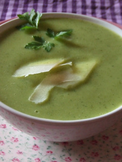 Una foto de Sopa de lentejas y espinacas con cardamomo