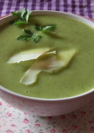 Una foto de Sopa de lentejas y espinacas con cardamomo