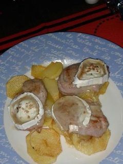 Una foto de Medallones de solomillo en un lecho de patatas