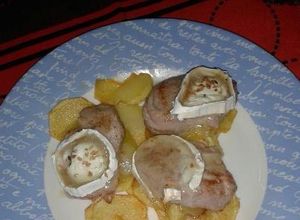 Una foto de Medallones de solomillo en un lecho de patatas