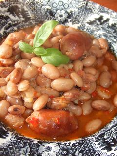 Una foto de Alubias rojas con choricitos picantes