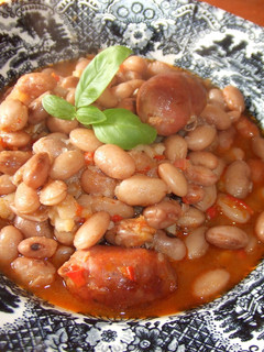 Una foto de Alubias rojas con choricitos picantes