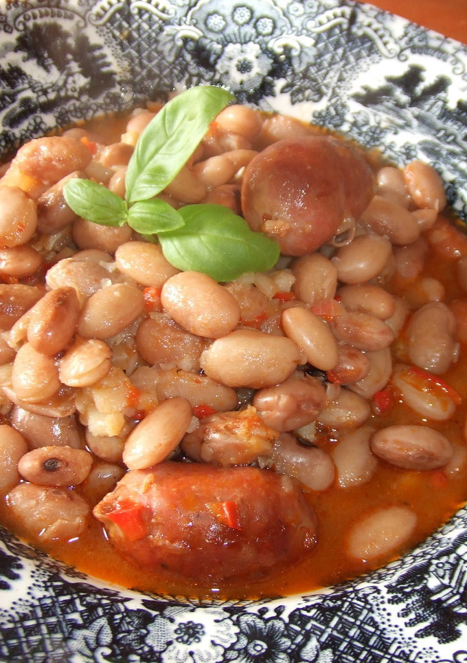 Una foto de Alubias rojas con choricitos picantes