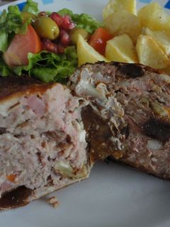 Una foto de Pollo relleno de carne y frutos secos