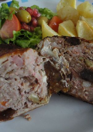 Una foto de Pollo relleno de carne y frutos secos