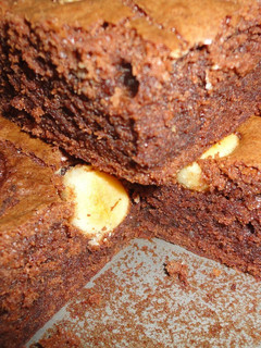 Una foto de Brownie de chocolate con nueces de macadamia