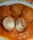 Albóndigas rellenas de queso en salsa de tomate 