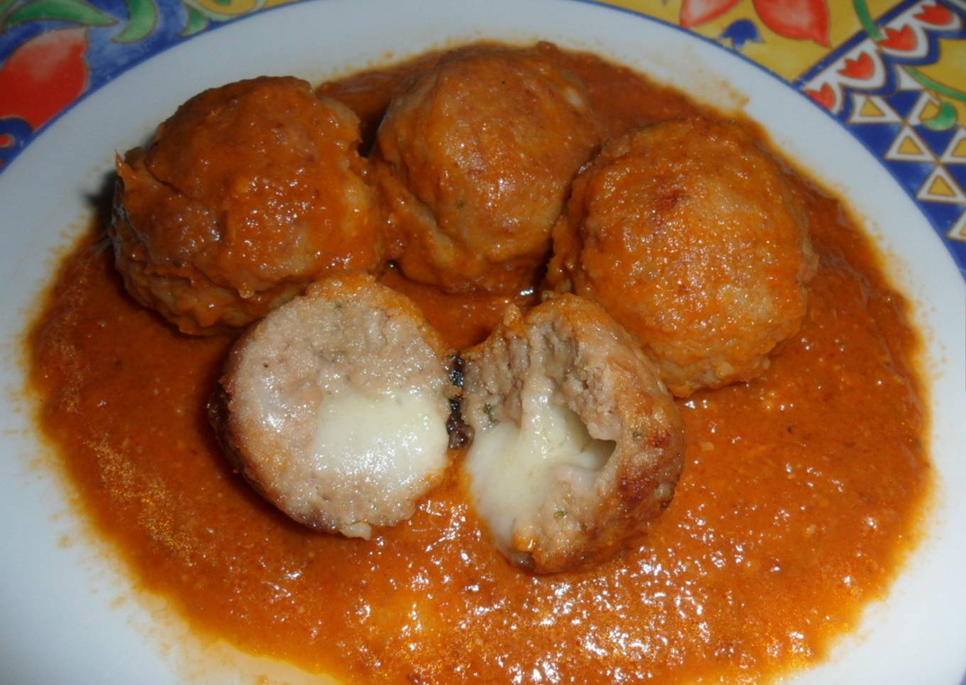 Albóndigas rellenas de queso en salsa de tomate 