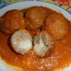 Una foto de Albóndigas rellenas de queso en salsa de tomate 