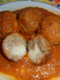 Una foto de Albóndigas rellenas de queso en salsa de tomate