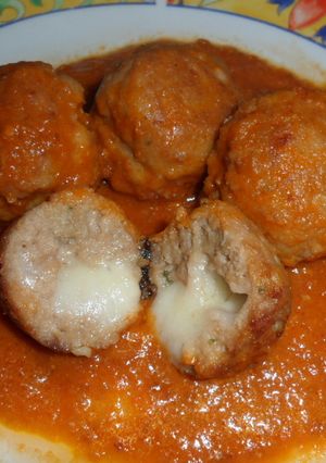 Una foto de Albóndigas rellenas de queso en salsa de tomate 