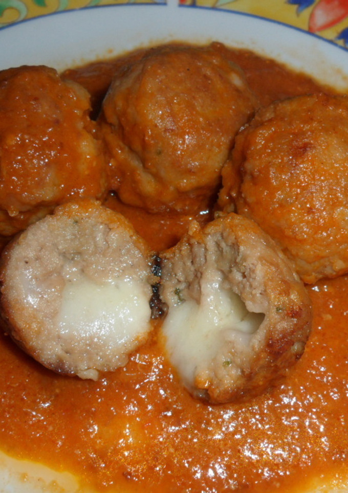 Una foto de Albóndigas rellenas de queso en salsa de tomate 