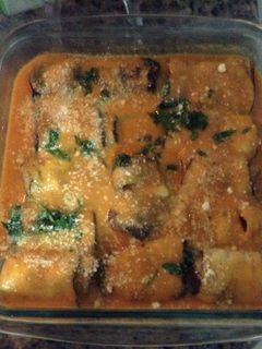 Una foto de Rollitos de berenjena en salsa de tomate