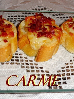 Una foto de Tostas de queso y virutas de jamón ibérico