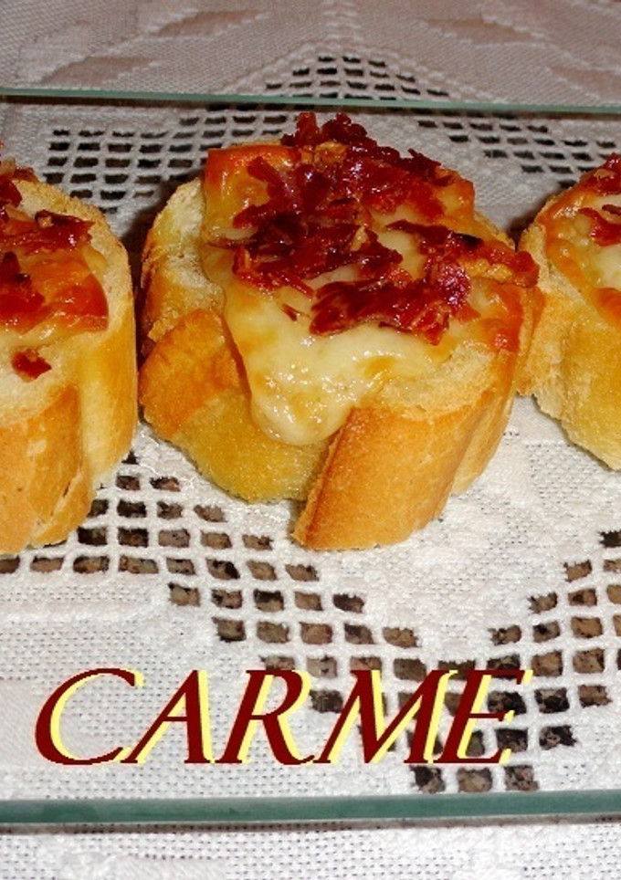 Una foto de Tostas de queso y virutas de jamón ibérico