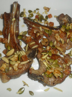 Una foto de Chuletitas de cordero con mix de frutos secos