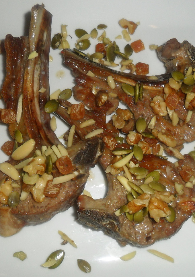 Una foto de Chuletitas de cordero con mix de frutos secos