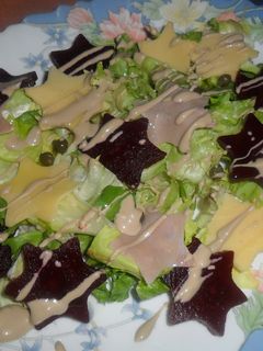 Una foto de Ensalada con estrellas de queso, jamón y remolacha