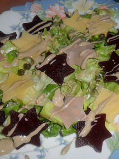 Una foto de Ensalada con estrellas de queso, jamón y remolacha