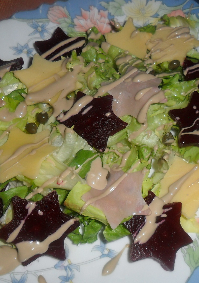 Una foto de Ensalada con estrellas de queso, jamón y remolacha