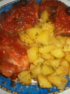 Una foto de Pollo con aceitunas y tomates a la albahaca