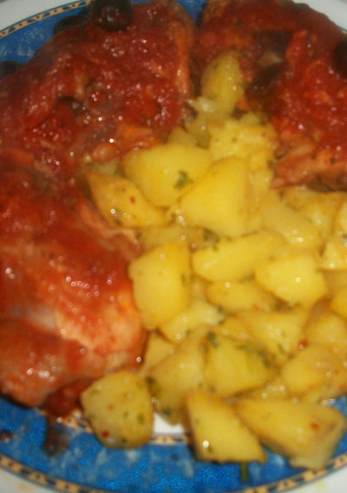 Una foto de Pollo con aceitunas y tomates a la albahaca