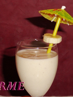 Una foto de Batido de plátano y yogur con canela y miel