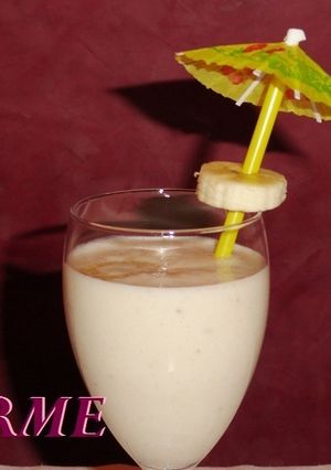 Una foto de Batido de plátano y yogur con canela y miel