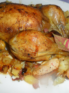 Una foto de Pollo relleno de patatas, manzanas y jamón serrano