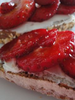 Una foto de Tostada de queso con fresas