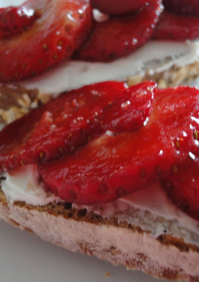 Una foto de Tostada de queso con fresas
