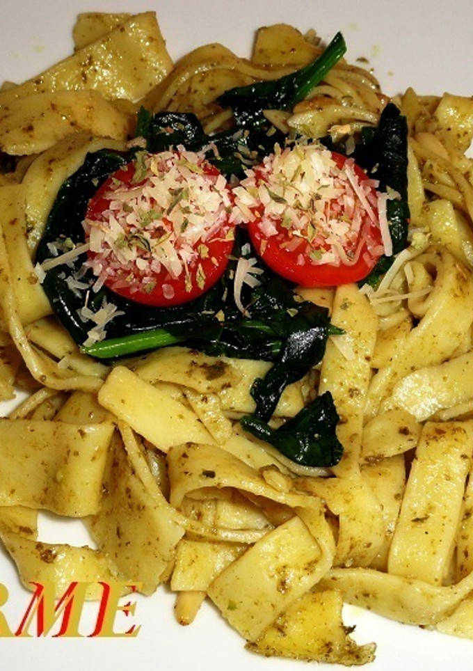 Una foto de Nidos de espinacas en tagliatelle