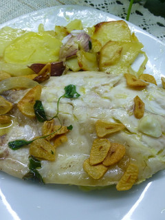 Una foto de Lubina con ajitos y patatas panaderas