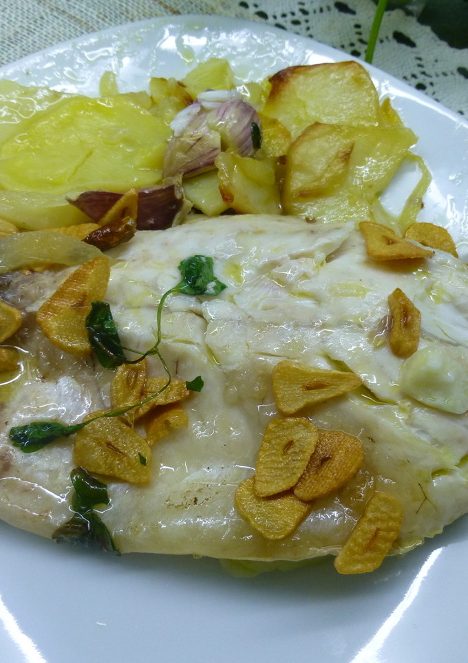 Una foto de Lubina con ajitos y patatas panaderas