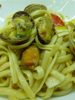 Una foto de Tallarines con almejas y mejillones