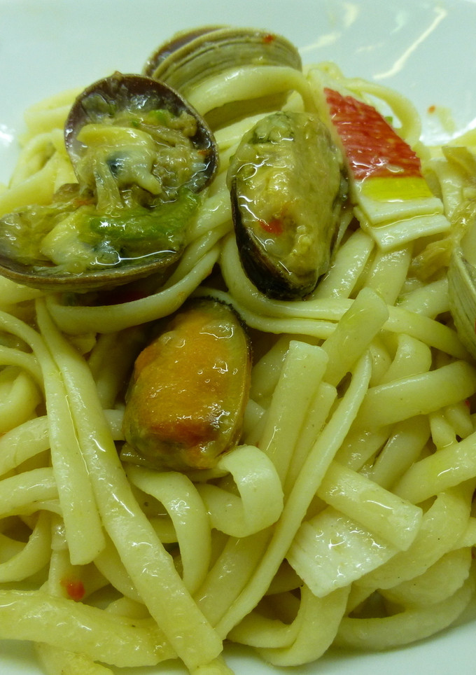 Una foto de Tallarines con almejas y mejillones