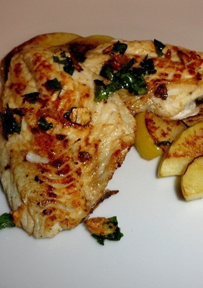 Una foto de Filetes de dorada en cama de manzana a la plancha