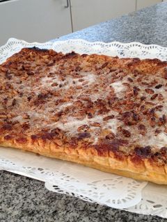 Una foto de Coca de hojaldre rellena de chicharrones