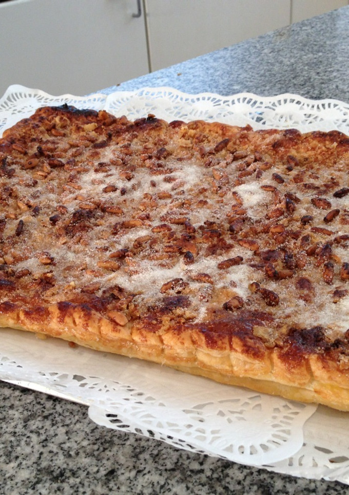 Una foto de Coca de hojaldre rellena de chicharrones