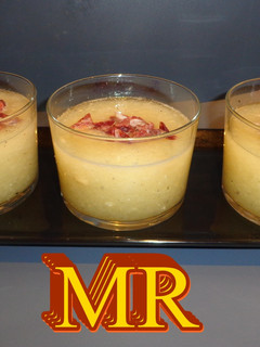 Una foto de Crema de melón con jamón al cava