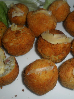 Una foto de Bolitas de arroz con jamón y queso