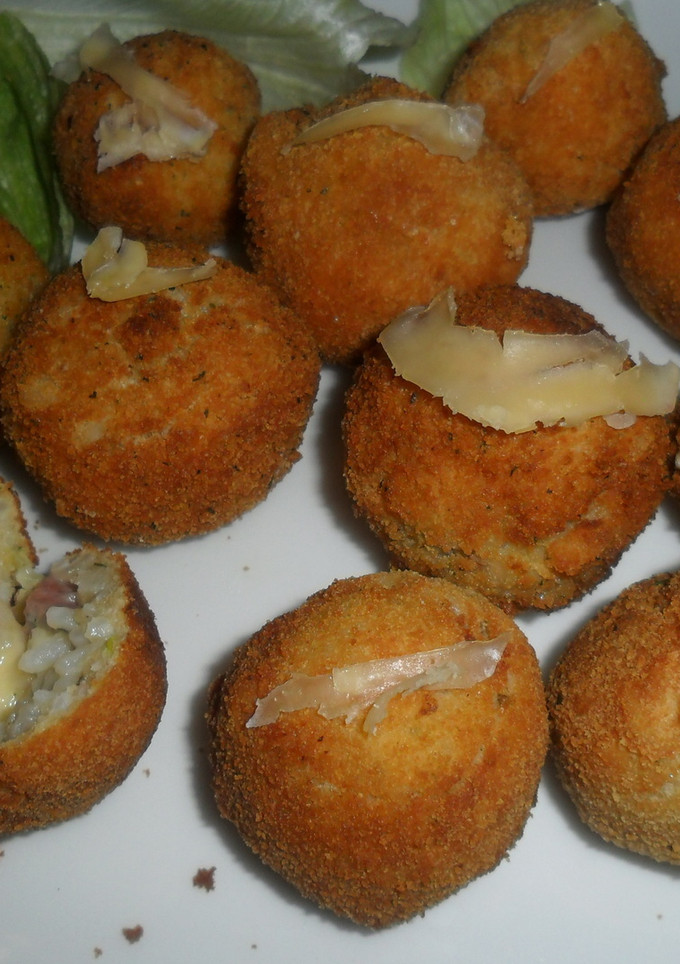 Una foto de Bolitas de arroz con jamón y queso