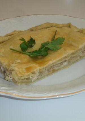 Una foto de Empanada de atún escabechada